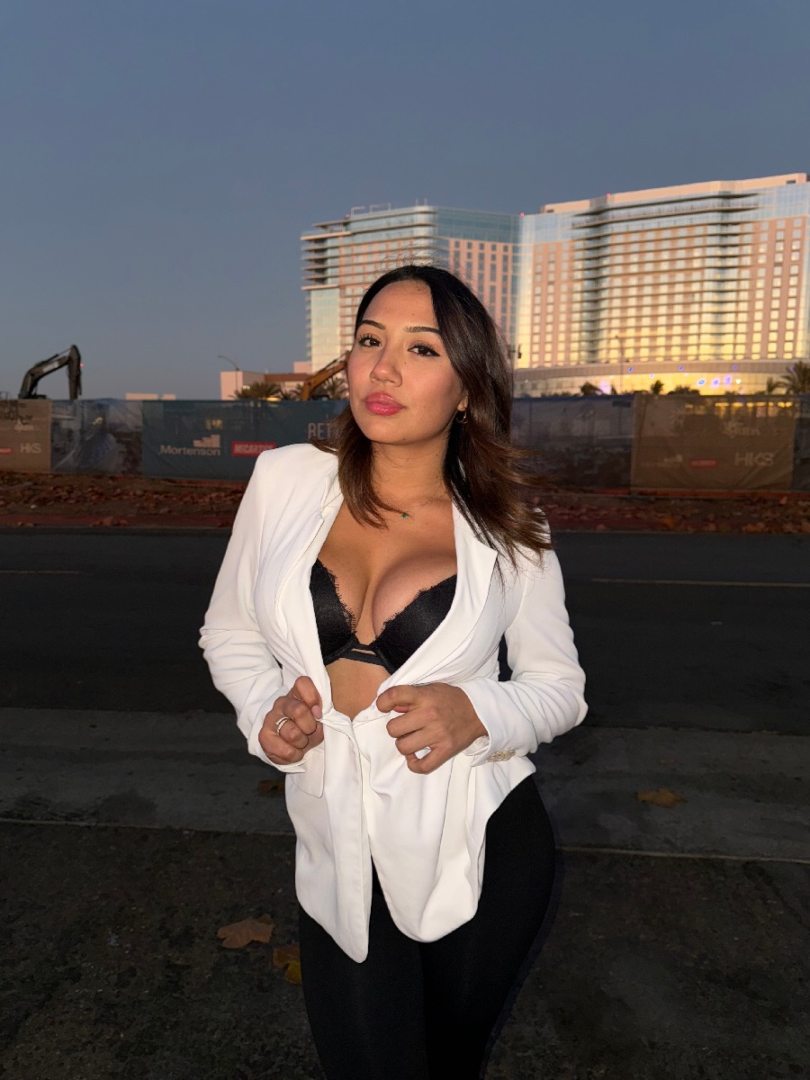 Take a pause and enjoy Ali Cruz — streaming from Warsaw